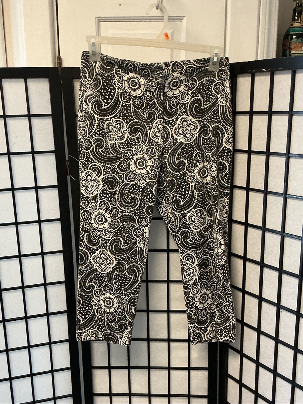Spiegel Black & White Paisley Capri Joggers